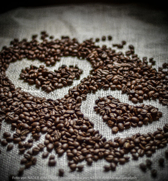 Kaffee-ist-gesund-und-macht-gl-cklich-Beispielbild-mit-Kaffeebohnen-in-Herzform