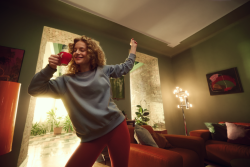 Tanzende Frau mit Meinl-Kaffeetasse Tanzende-Frau-mit-Meinl-Kaffeetasse